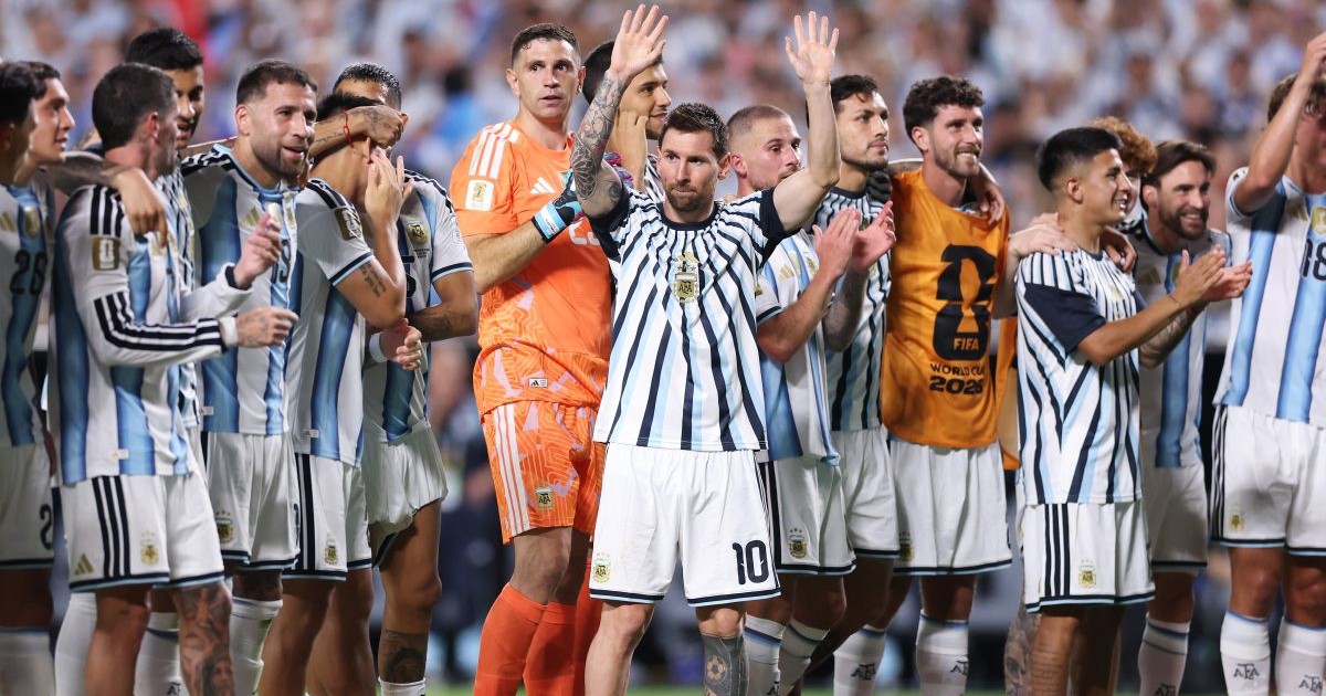 KANSAS CITY, MISSOURI - JUNE 16: Lionel Messi #10 and players of Argentina line up to applaud fans after the team's 3-0 victory in the FIFA World Cup 2026 Group J match between Argentina and Algeria at Kansas City Stadium on June 16, 2026 in Kansas City, Missouri. (Photo by Michael Steele/Getty Images)