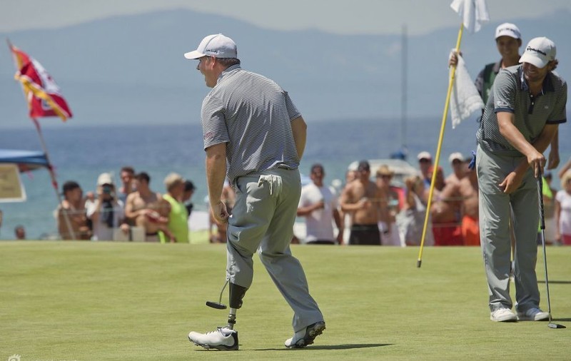Un veteran de război joacă golf cu un picior amputat / GALERIE FOTO