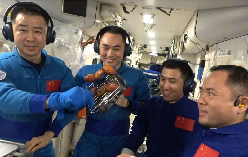 Trei astronauți chinezi au rămas blocați în spațiu, după ce alți trei colegi de-ai lor au fost aduși înapoi pe Pământ cu nava spațială greșită