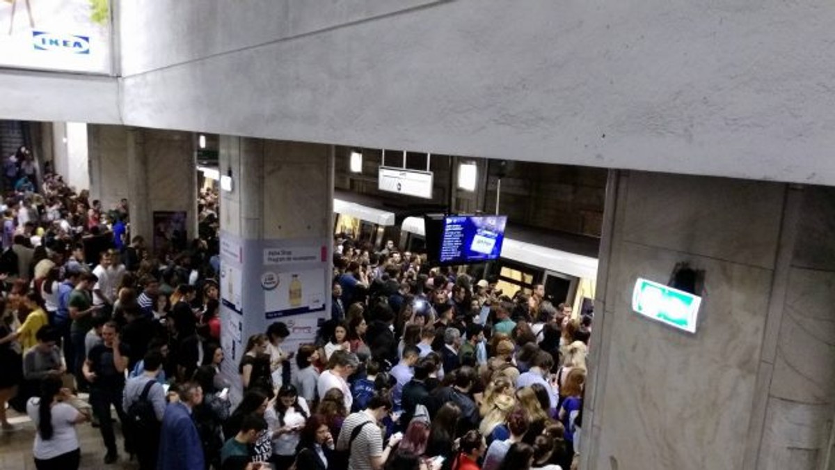 Accesul la intrarea dinspre Splaiul Independenței a stației de metrou Unirii