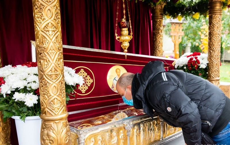 Moaștele Sfântului Ierarh Ioan Gură de Aur, scoase pentru închinare la Catedrala Neamului. Reprezentanții Patriarhiei: Credincioşii sunt deja obişnuiţi să respecte măsurile sanitare