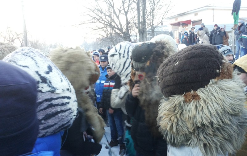 Bătaia tradiţională de la Ruginoasa a fost interzisă. În locul confruntării cu bâte, autoritățile din Iași vor să organizeze un festival de obiceiuri de iarnă