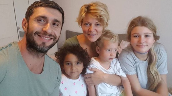 Dragoș Bucur și Dana Nălbaru, alături de cei trei copii