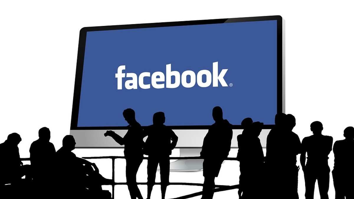 Link-ul unde verifici dacă datele tale au ajuns la Cambridge Analytica. Umbrele unor oameni, cu logo-ul Facebook în fundal