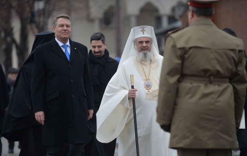 Klaus Iohannis l-a dat de gol pe Patriarhul Daniel că e vaccinat cu schema completă