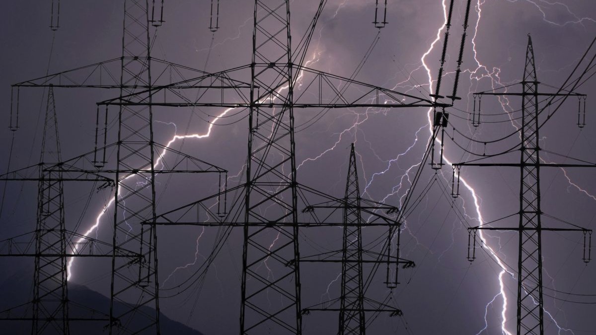 fulgere-furtuna-stalpi-energie-electrica