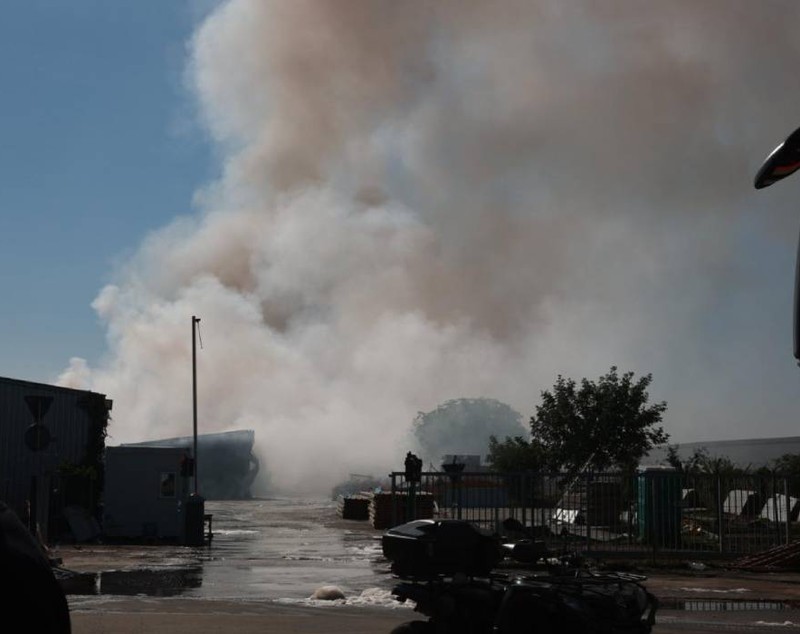 Cum arată hala care a ars în Dragonul Roșu. Imagini cu depozitul făcut scrum după incendiul din București