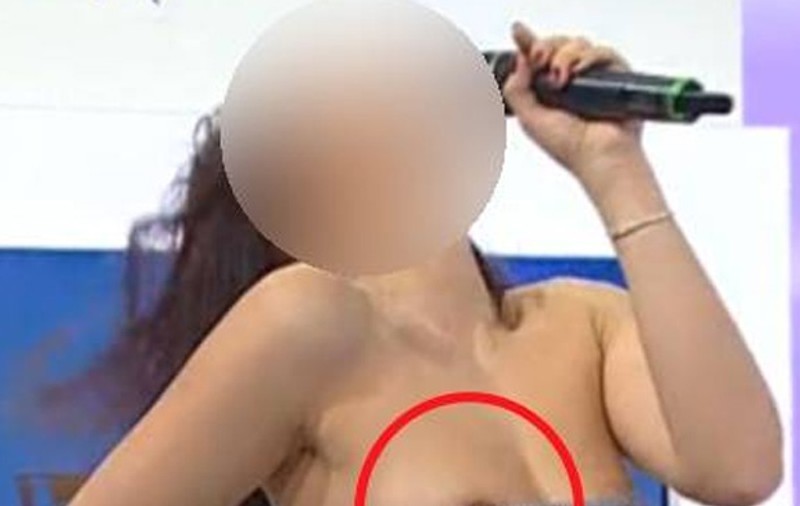 GAFĂ SAU GHINION? O cântăreaţă cunoscută de la noi, CU SFÂRCUL LA VEDERE, ÎN DIRECT! Te-ai fi aşteptat la asta de la ea? | FOTO