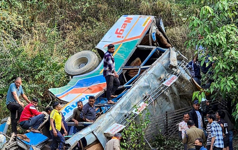 Cel puțin 36 de oameni au murit în India, după ce un autobuz a căzut într-un defileu