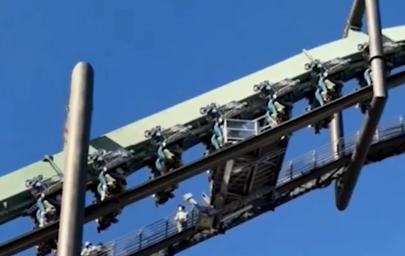 32 de turiști au rămas blocați la 40 de metri înălțime, după ce roller-coasterul „Dinozaurul zburător” s-a defectat, în Japonia | VIDEO