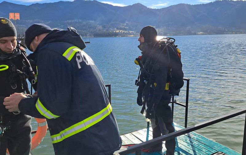 Trei tineri s-au răsturnat cu hidrobicicleta pe lacul Colibița, din Bistriţa-Năsăud. O persoană este căutată de pompieri