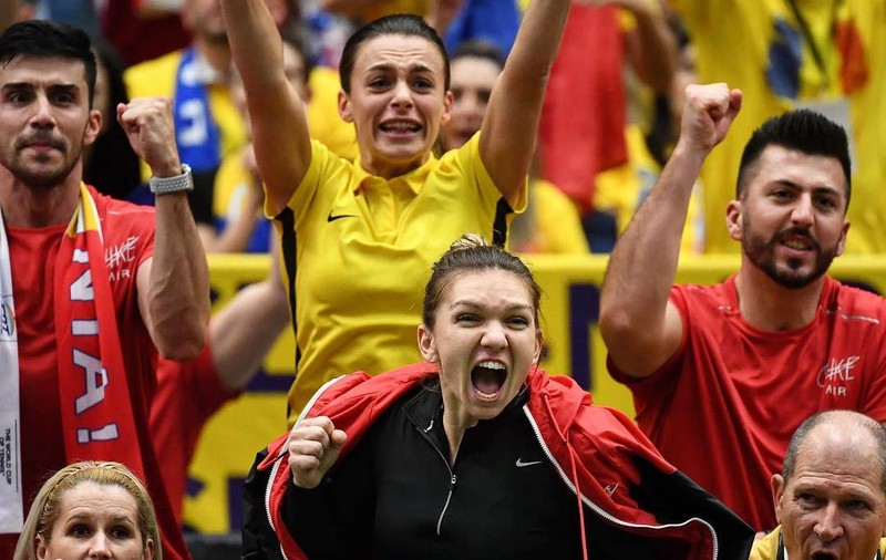 VIDEO EXCLUSIV / Imagini fabuloase de la petrecerea privată organizată după calificarea în semifinalele Fed Cup. Halep: ”Să ne udați!”