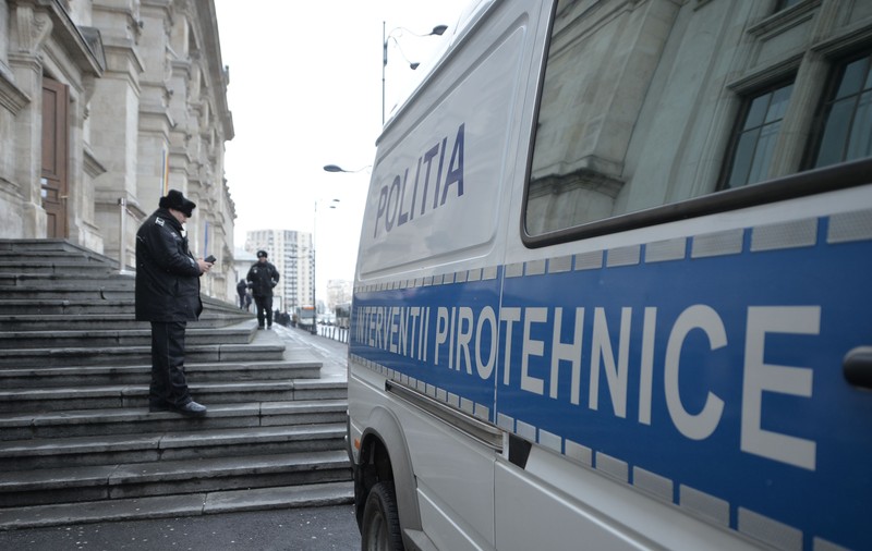 Alarmă falsă cu bombă la Deva. Valiză suspectă conţinea bunuri de uz personal