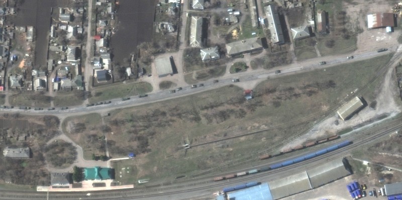 O imagine din satelit prezintă convoiul de vehicule rusești din orașul ucrainean Velykyi Burluk, pe 10 aprilie 2022 | Foto: Profimedia
