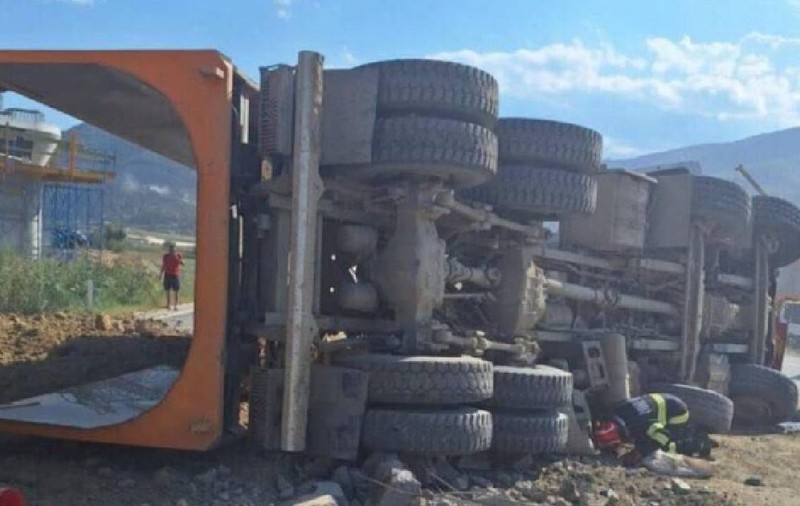 Un camion încărcat cu pământ s-a răsturnat pe Valea Oltului. Se circulă greu pe DN7, în zona localităţii Boiţa din Sibiu