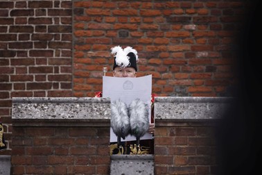 Citirea proclamației în fața publicului. FOTO: EPA