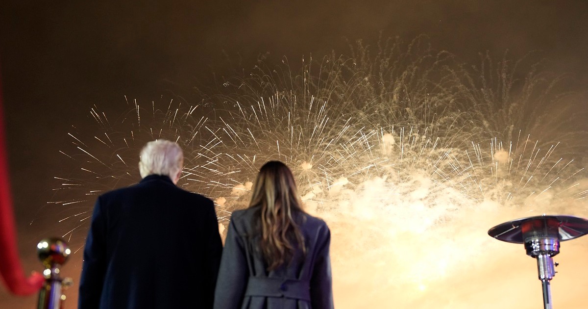 Donald și Melania Trump, amândoi cu spatele, urmăresc foguri de artificii. Foto: Profimedia Images