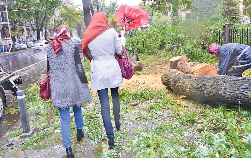 Vremea a luat-o razna! Ne aşteaptă două zile cu vijelii, grindină şi ploi