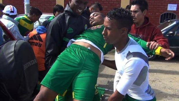 Josimar Pacheco a fost dus pe braţe de coechipieri la ambulanţă