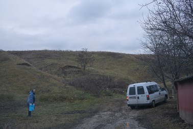 Dubița jurnalistului bucovinean Vitalie Zâgrea parcurge ultimii zeci de metri cu darurile venite de la Bruxelles