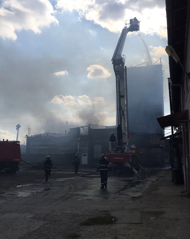 FOTO: Incendiu violent la o patiserie din Oradea. Zeci de pompieri mobilizați și o persoană rănită