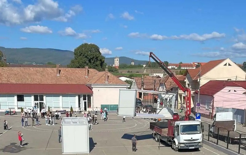 Școală în containere, la Alba. Soluția găsită de autorități, din cauza lipsei de spațiu