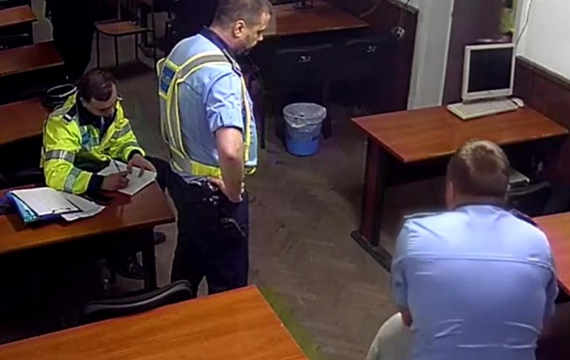Doi dintre polițiștii Secției 16 acuzați că au torturat doi bărbați justifică tăcerea în fața violenței șefului lor: „Dispozițiile date de superiori nu se comentează”