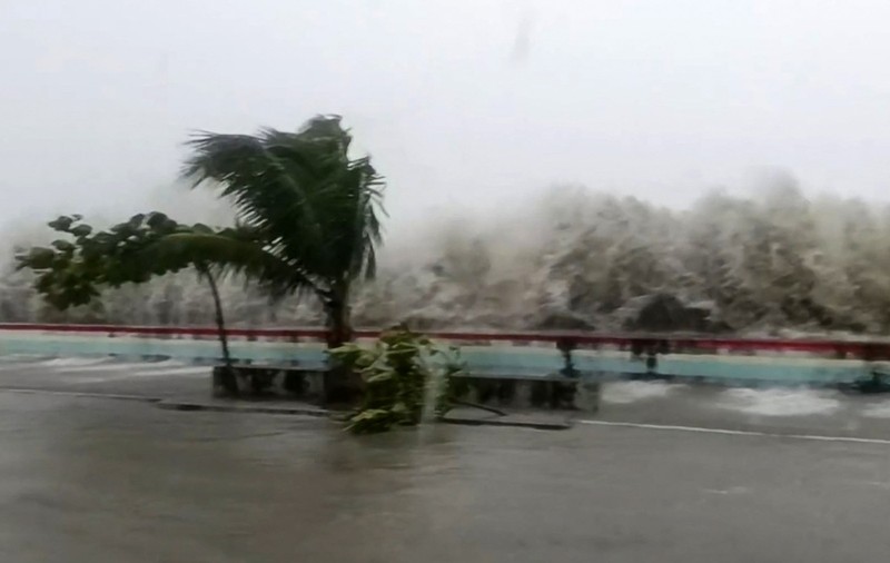 „Supertaifun” în Filipine: Rafale de 230 km/h, 100 de mii de persoane evacuate, un mort