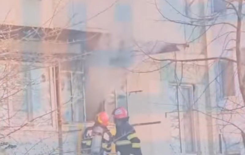 Incendiu într-un bloc din Galați. Zeci de oameni au fost evacuați, unii cu ajutorul autoscării