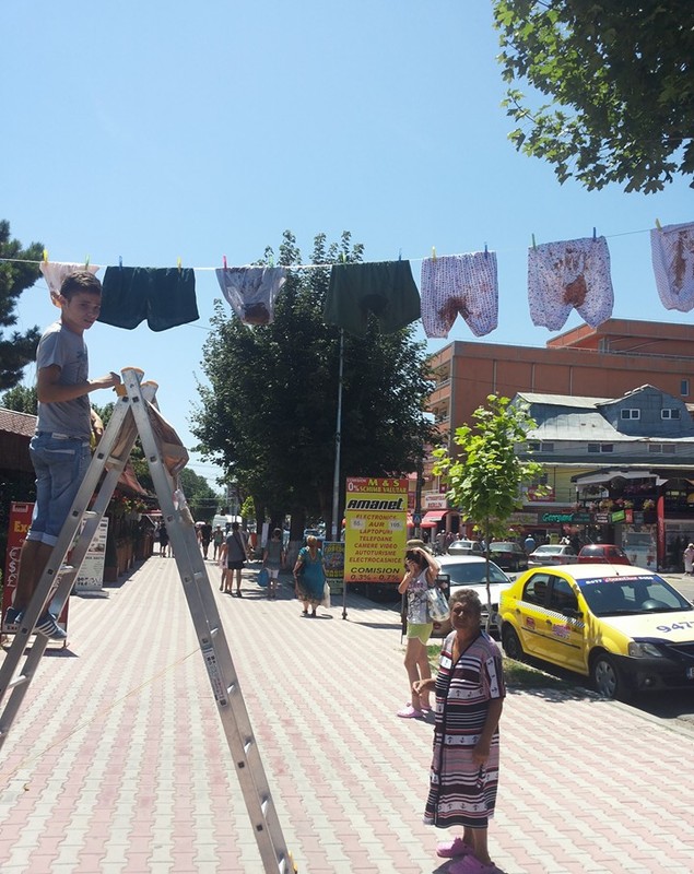 Protest inedit la Eforie Nord! A atârnat chiloţii murdari în fața terasei GALERIE FOTO