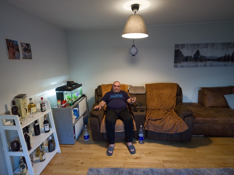 Costel Boghiu se odihnește după serviciu în livingul casei lui din Skagen, Danemarca