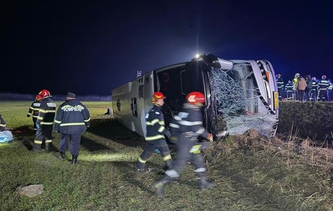 Un pasager a fost proiectat în afara mașinii și strivit de autocarul care s-a răsturnat, în Galați. Accidentul, soldat cu un mort și 14 răniți