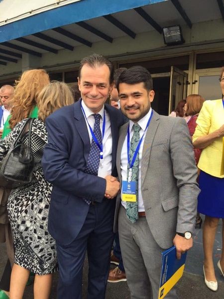Sorin Afloarei are contul de Facebook plin de instantanee cu vedete liberale și cu sute de selfiuri de campanie