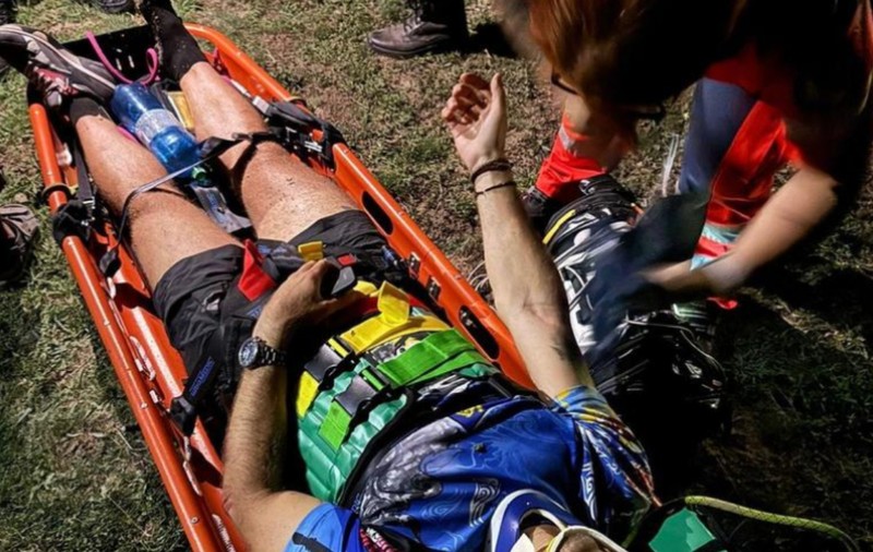 Un parapantist a rămas suspendat pe o stâncă, la 20 de metri înălțime, după ce a fost nevoit să aterizeze forțat, în Hunedoara I VIDEO  