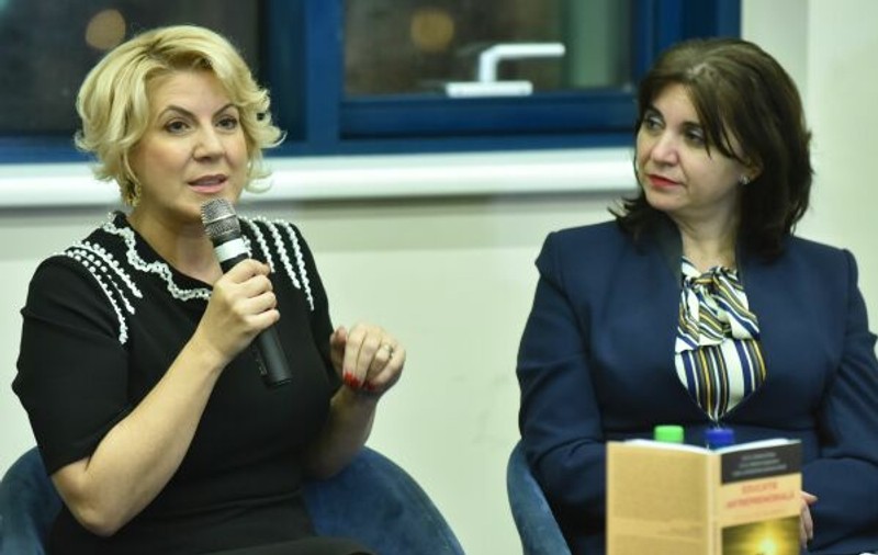 Școala 9 a găsit un elev „admis” prin transfer la un liceu de elită din București, cu notă mai mică decât cei picați! Mama lui apare la evenimente cu ministrul Anisie