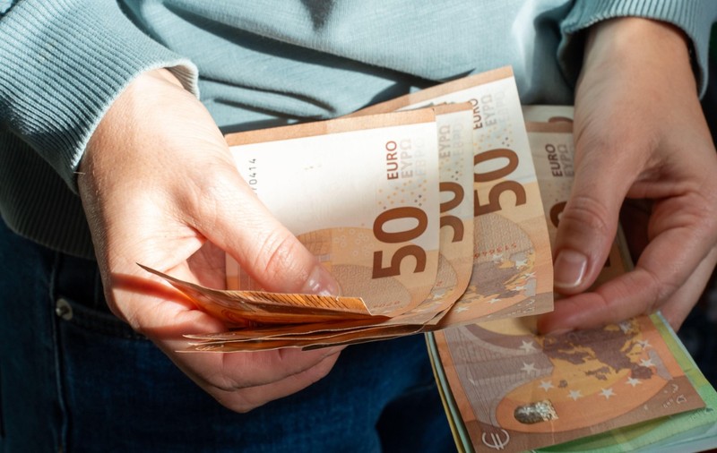 Crește salariul minim în Spania: câți bani în plus vor primi muncitorii români. Măsura se aplică retroactiv de la 1 ianuarie 2026