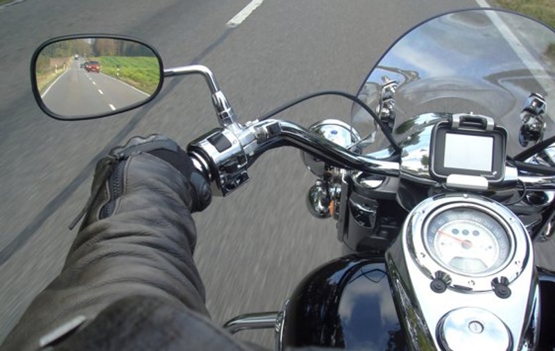 VIDEO | Doi motocicliști au fost filmați în timp ce „zburau” pe autostradă, dar pe contrasens!
