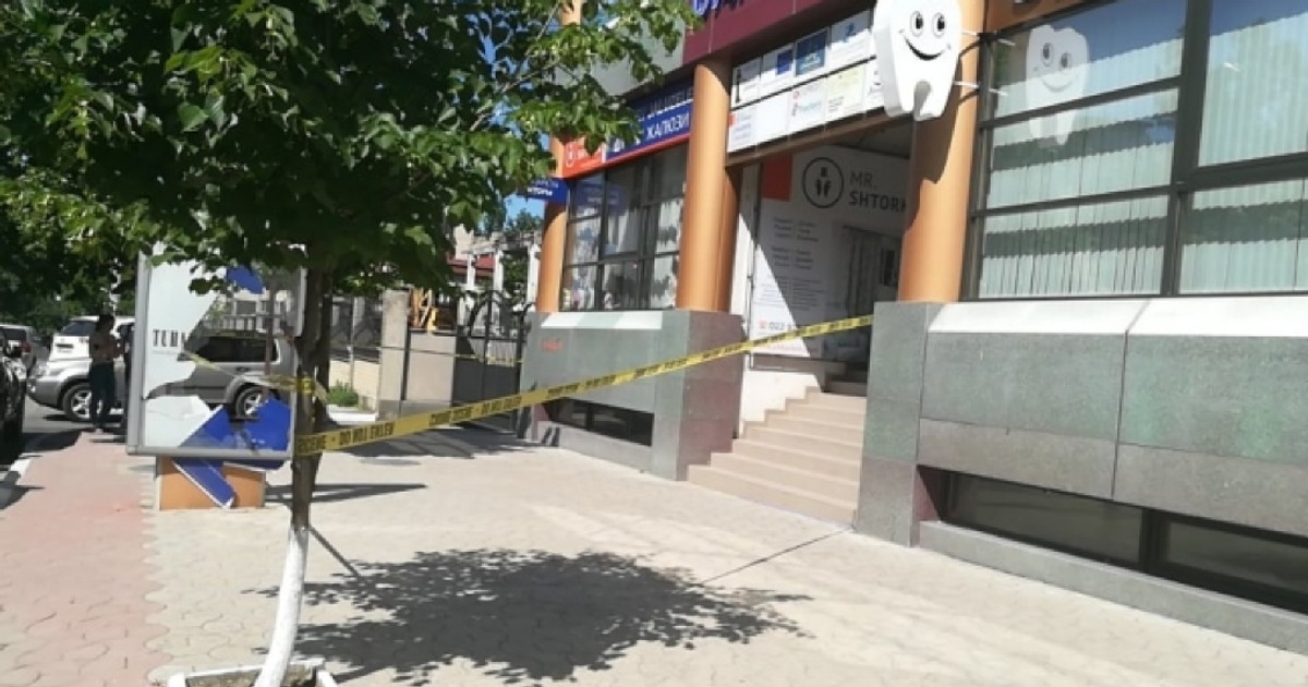Actele clienților unei bănci din Baia Mare, aruncate la gunoi. Un sediu de bancă, izolat de Poliție