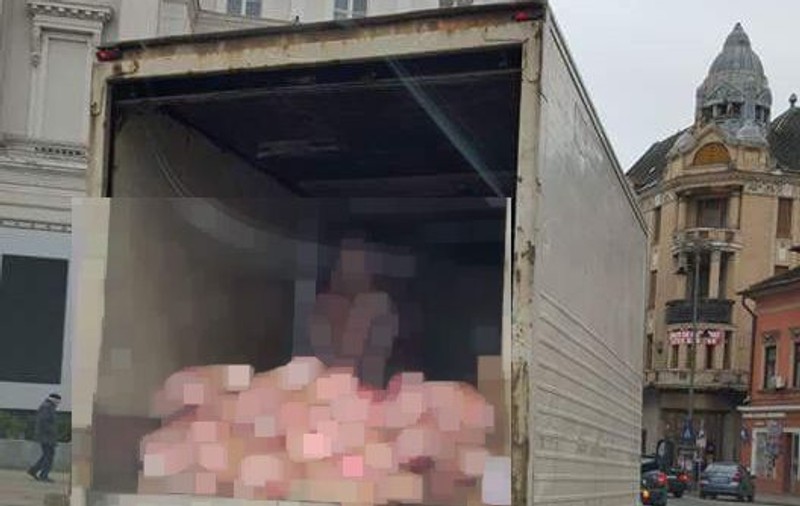 INCREDIBIL! Se întâmplă în Arad! Ce transportă acest şofer în camion! Totul e la vedere! FOTO