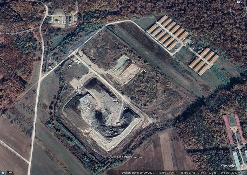 Imagine din Google Earth cu depozitul de deșeuri. Mai sus, pe porțiunea mai mică, se află fostul depozit municipal, necurățat