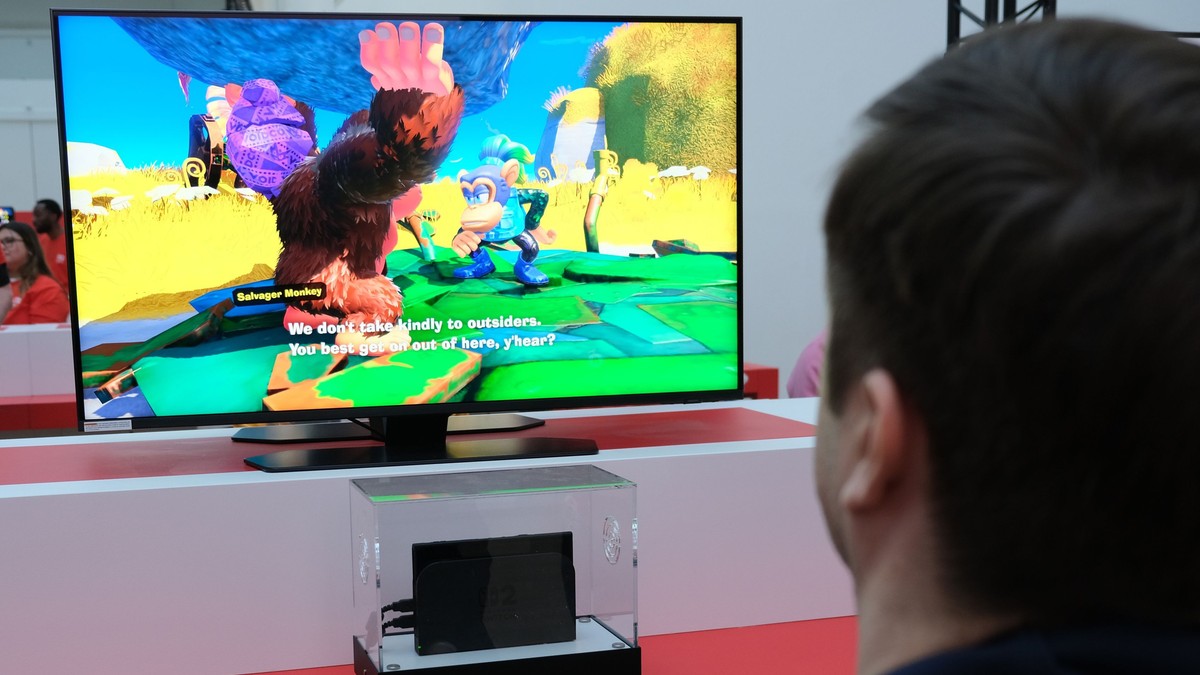 Un vizitator joacă jocul „Donkey Kong Bananza” la lansarea consolei Nintendo Switch 2 la Grand Palais din Paris.