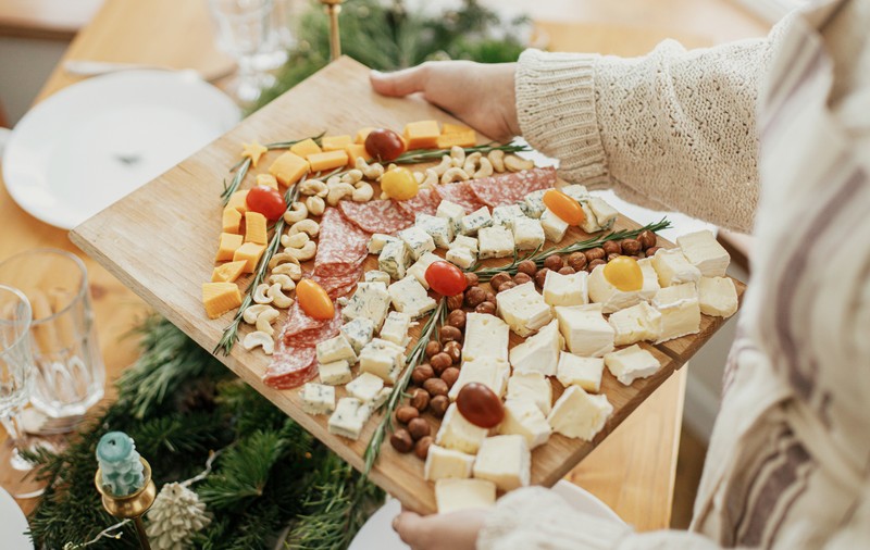 Aperitive sănătoase ușor de preparat pentru masa de Revelion. Platouri dietetice pentru noaptea dintre ani