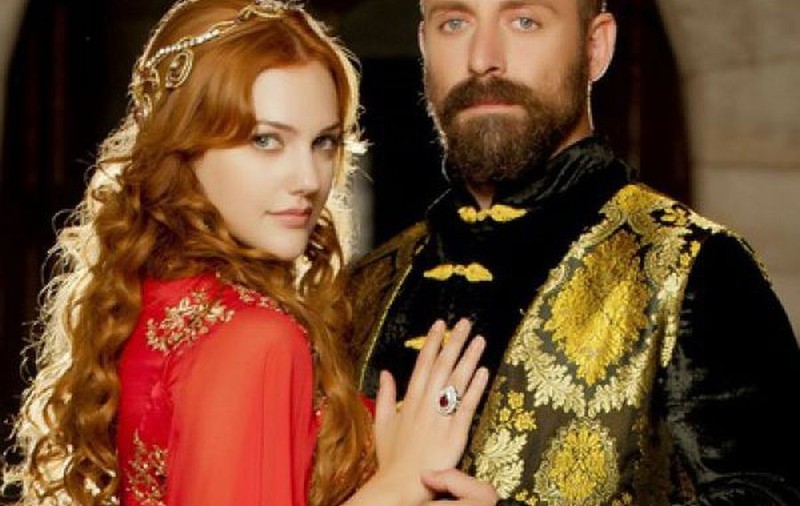 O VEDETĂ DE LA NOI ESTE CEL MAI MARE FAN AL LUI "SULEYMAN MAGNIFICUL!". A OPRIT LA UN BIRT PLIN DE BĂRBAŢI CA SĂ NU PIARDĂ UN EPISOD! | FOTO