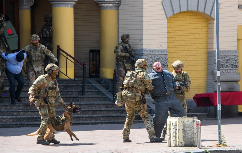 Serviciile secrete ale Ucrainei au tras unele în altele, în plină zi, la Kiev. Ce a declanșat conflictul dintre GUR și SBU? I VIDEO
