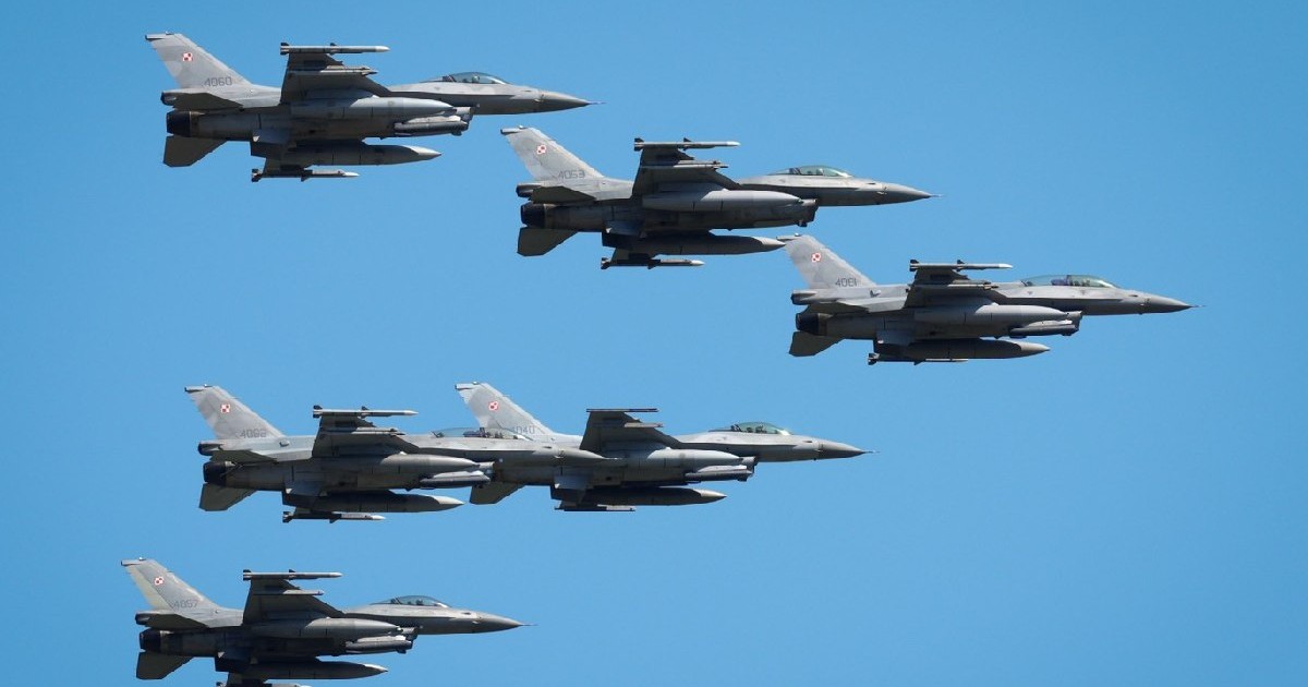 Avioane defilează în timpul paradei militare anuale din Varșovia, Polonia, pe 15 august 2025
