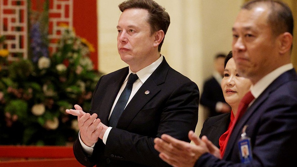 Elon Musk (în centrul imaginii) la banchetul oferit de Xi Jinping cu ocazia vizitei lui Donald Trump la Beijing. Imagine cu caracter ilustrativ Sursa foto: Getty Images