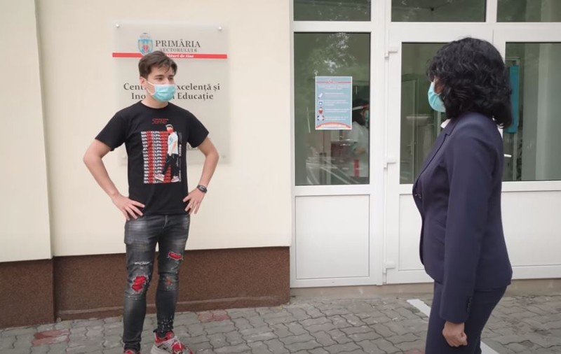 Pagina de Media: Reclamă mascată într-un clip filmat de Selly la un liceu din sectorul 6. Primarul Mutu: „Nu avem contracte cu el, nici nu am știut că va filma acolo”