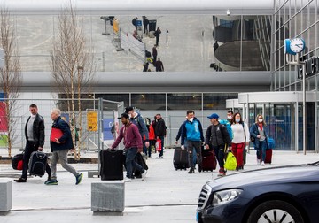 Persoanele care au cobărât din cursa WizzAir.