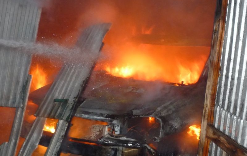 Incendiu de proporții la Slatina. Zeci de mașini, cuprinse de flăcări