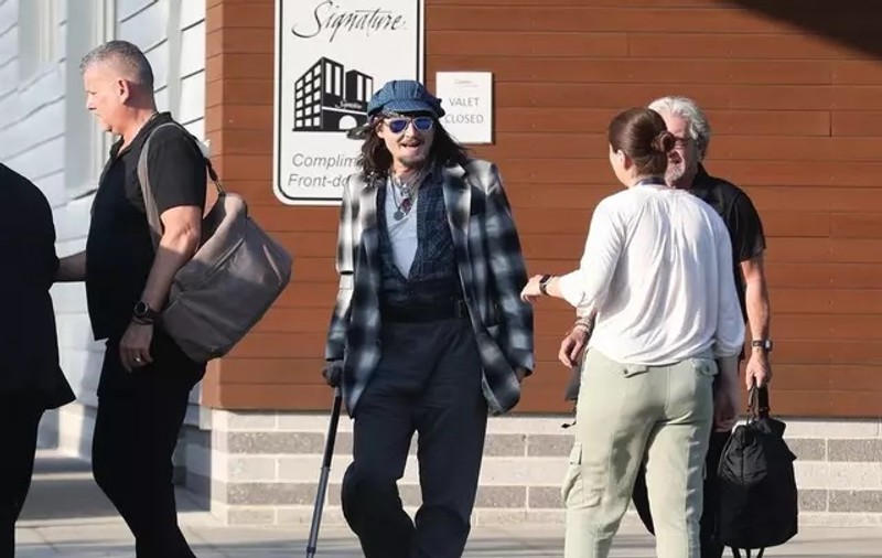 Johnny Depp a ajuns în baston, după ce recent a fost găsit inconștient într-o cameră de hotel